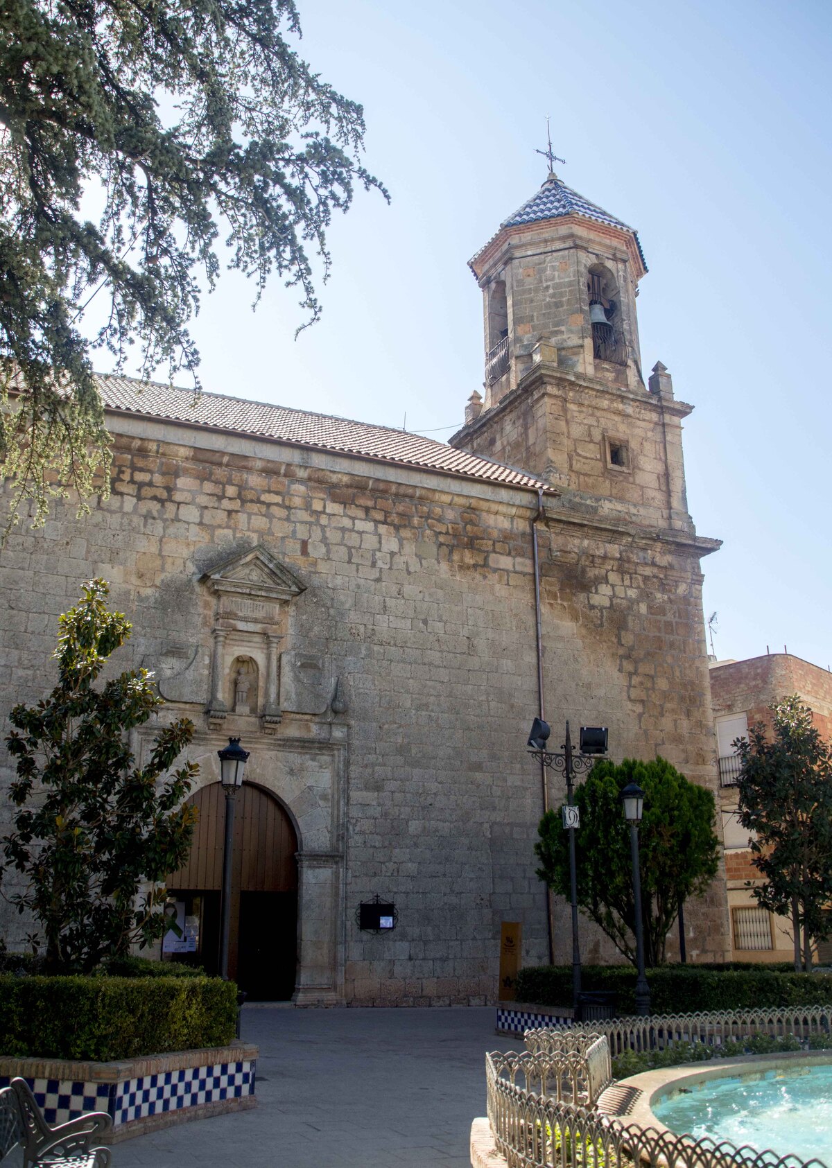 Explora la historia y belleza de la Iglesia Parroquial de San Juan Bautista en Navas de San Juan